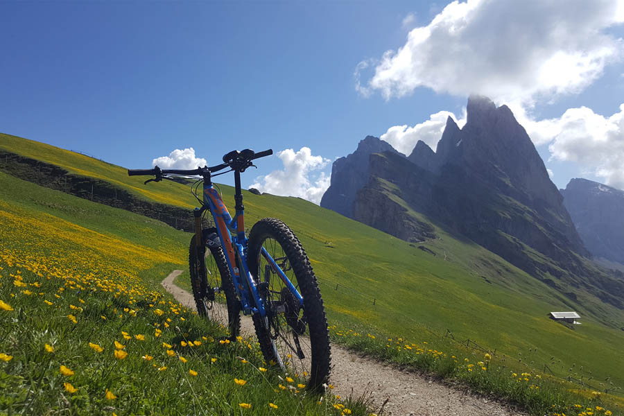 Mountain biking in Val Gardena / Seceda